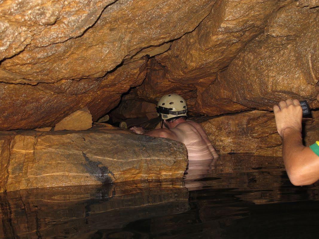 Farligt arbejde i vandgrotte.jpg